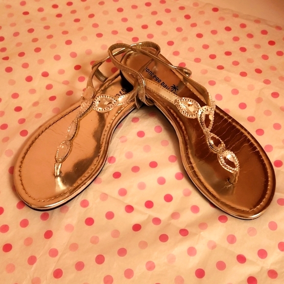 Montego Bay Club Silver thong flat sandal - sz 5.5 - Picture 2 of 7